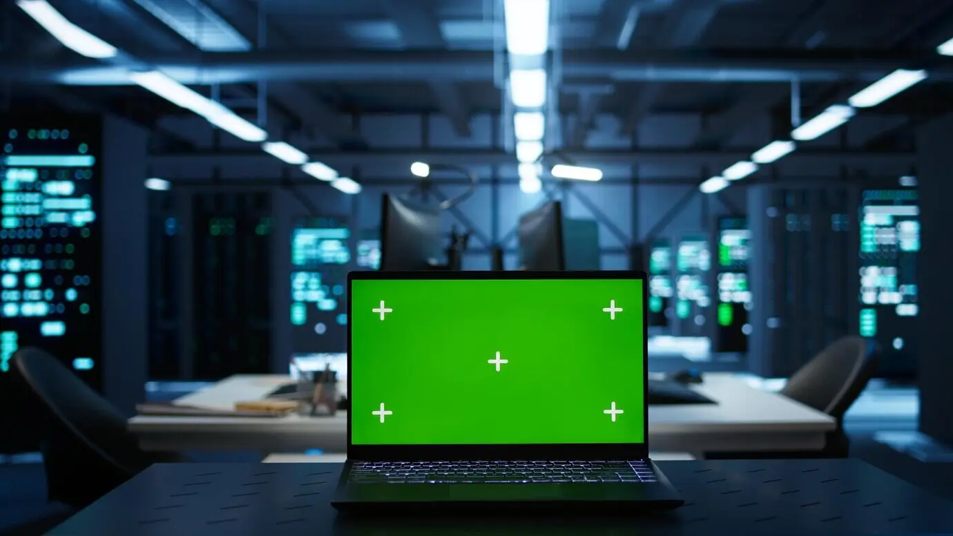 Крупный план макета блокнота, используемого работниками, обеспечивающими соблюдение нормативных требований.