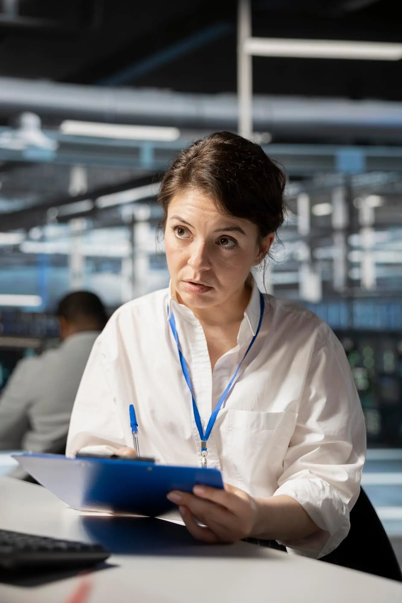 Системный администратор в серверной проверяет данные перед аудитом.