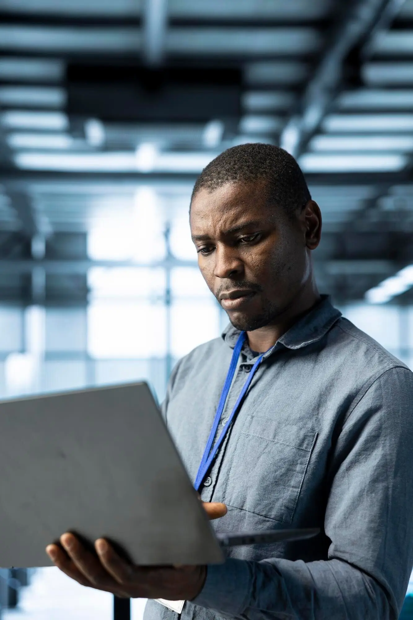 Инженер в центре обработки данных, используя ноутбук, регулирует настройки управления питанием.