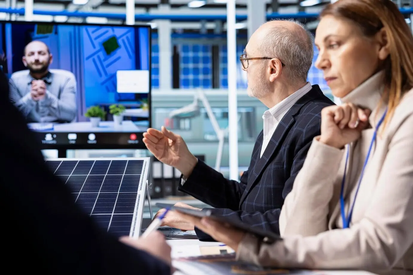 Акционеры контролируют соблюдение заводом стандартов безопасности во время видеозвонка.