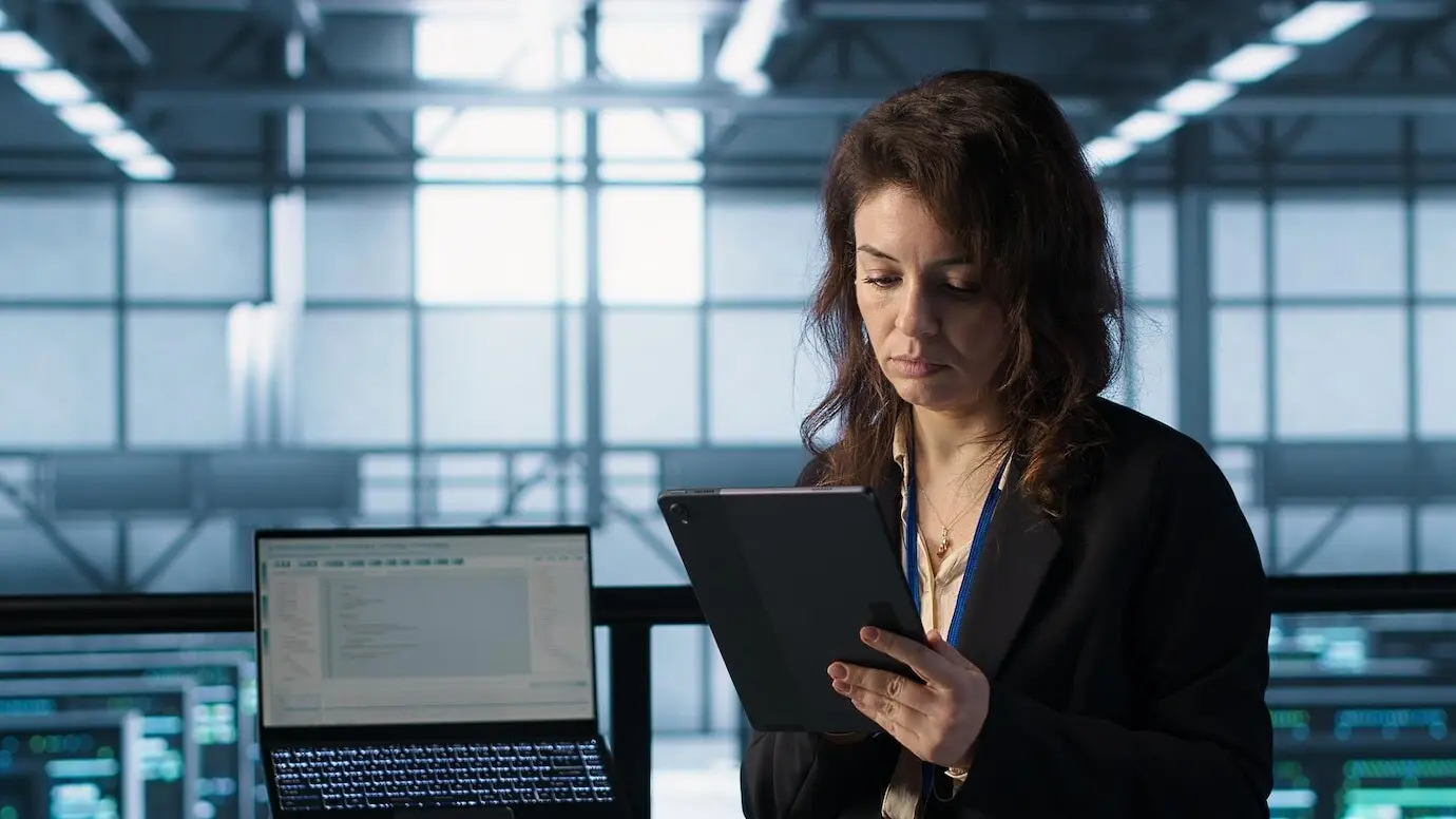 Администратор в дата-центре использует технологии искусственного интеллекта на планшете.